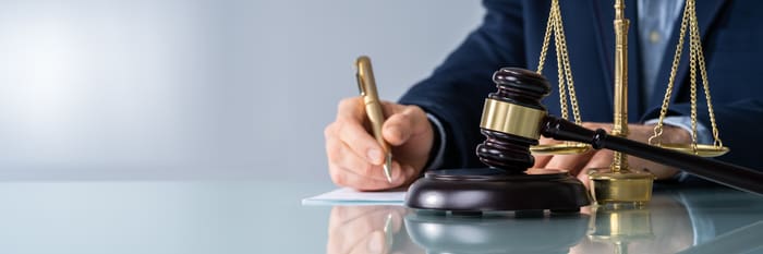 Abogado masculino trabajando en su escritorio